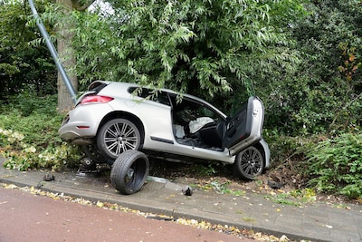 Auto crasht tegen lantaarnpaal na botsing in Oosterhout, bestuurder aangehouden voor rijden onder in