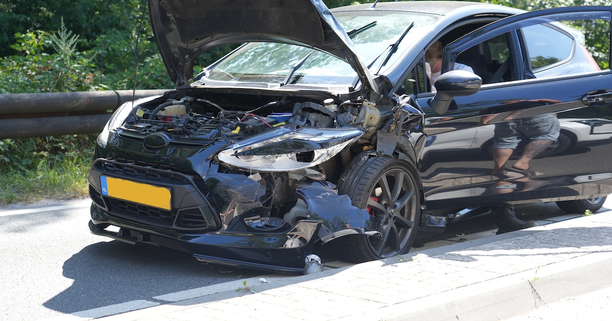 Grote schade aan auto’s door botsing in Rijen, man behandeld in ambulance