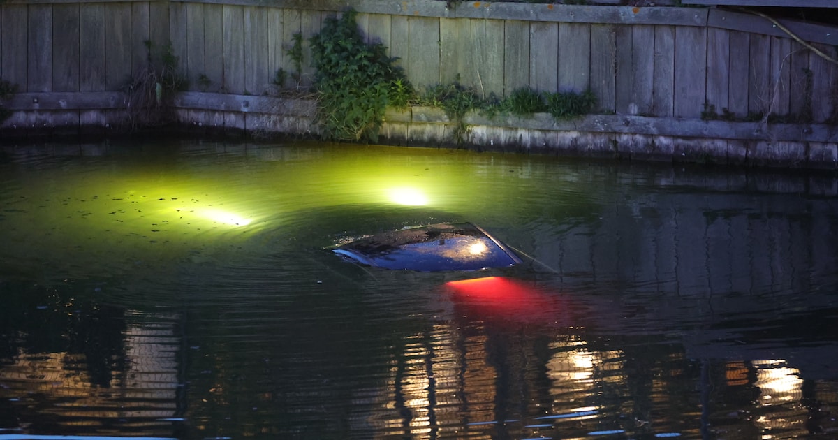 Auto belandt in het water langs de Maasdijk in 's-Gravenzande en zinkt