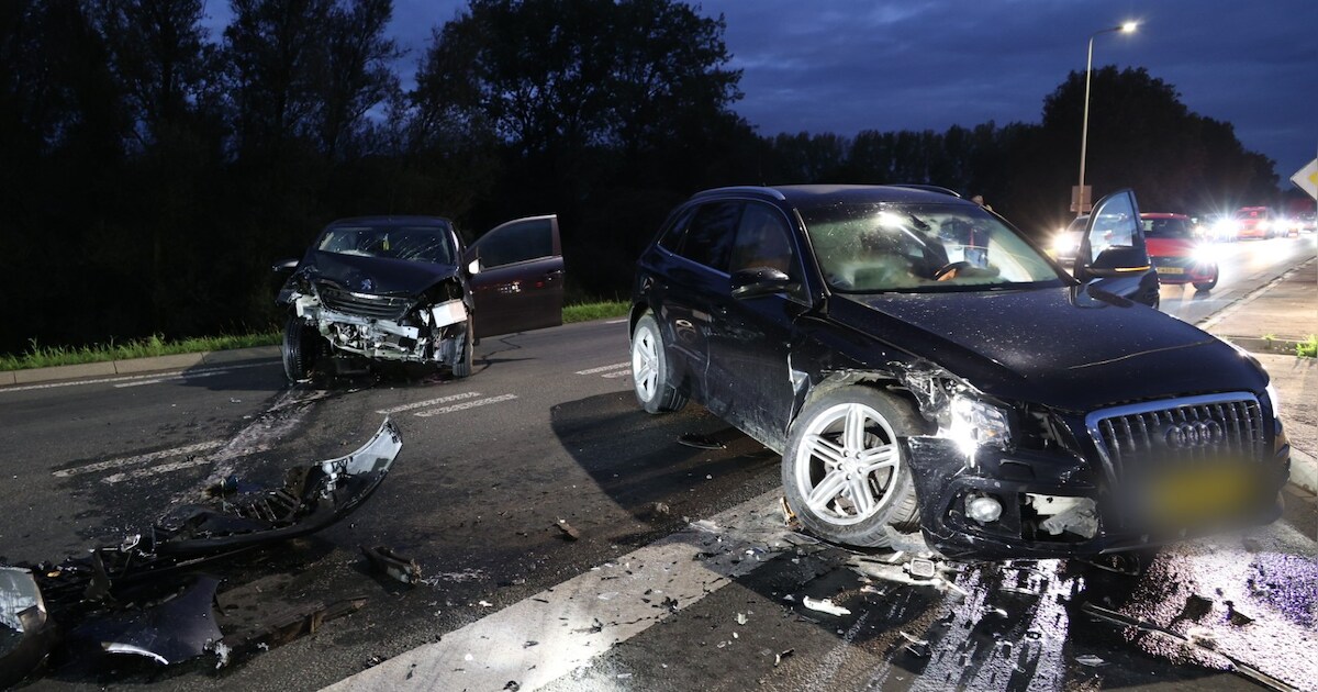 Ravage na botsing tussen auto's op kruispunt in Heukelum