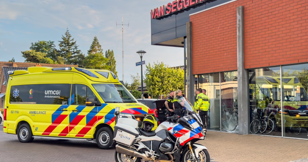 Auto knalt na aanrijding met andere auto tegen fietsenwinkel in Kollumersweach