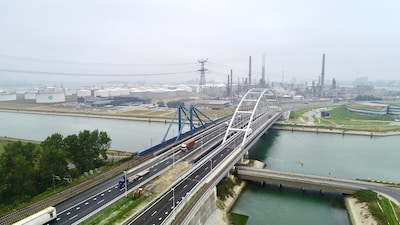 Scheuren in belangrijkste brug richting Maasvlakte: Rijkswaterstaat neemt direct maatregelen