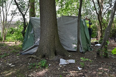 Slapende daklozen in tent gered van smeulend kampvuur in bos bij Berkel-Enschot