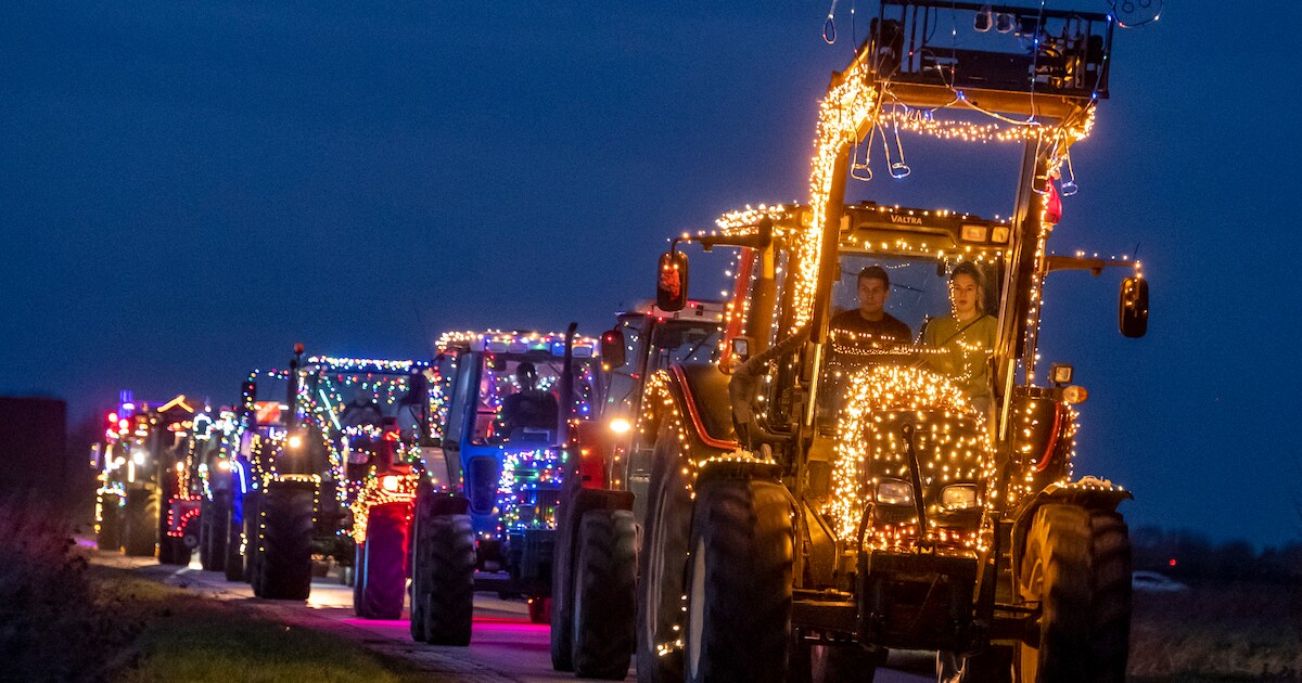 Versierde trekkers brengen licht in Veere