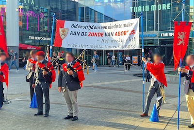Voor- en tegenstanders van abortus protesteren op Stationsplein