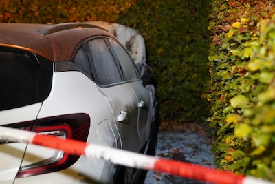 Auto vermoedelijk in brand gestoken in Kerkdriel, omwonenden schieten te hulp