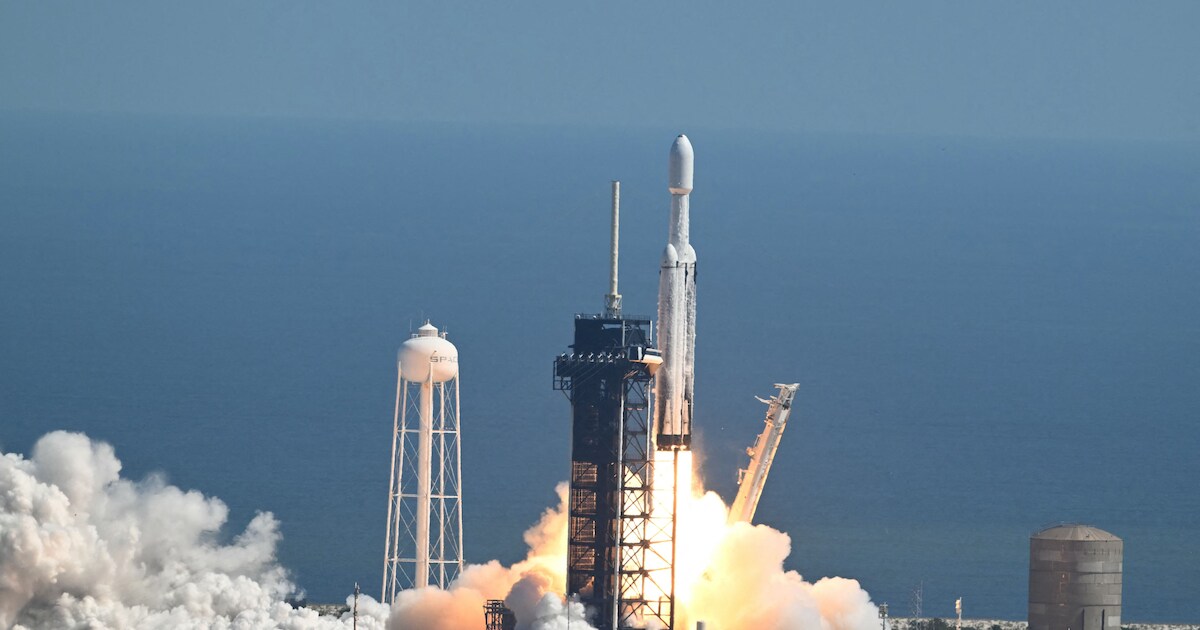 Raket op weg naar een maan van Jupiter, om te kijken of daar leven ...