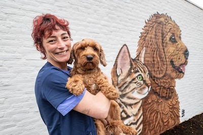 Dierenarts Lotte (37) begint voor zichzelf uit liefde voor dieren: ‘Bij ons zien mensen steeds hetze