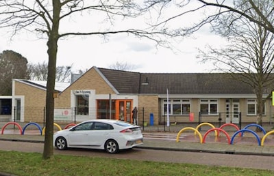 Kinderen gieten tijdcapsule in beton van nieuwe school: ‘Boodschap voor de toekomst’