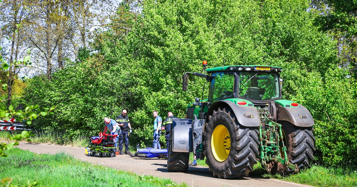 Crossmotor botst met trekker in Ter Apel, bestuurder gewond