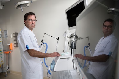 serie-afgekocht-zorgverlener-prof-dr-d-a-m-p-j-diederik-gommers-intensivist-afdelingshoofd-specialisme-intensive-care-aandachtsgebied-beademing-ards-hoofd-van-de-intensivecareafdeling-van-het-erasmus-mc-foto-arie-kievit