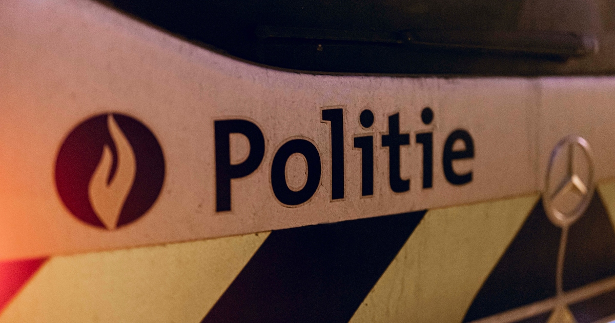 Auto en bromfiets botsen: niemand gewond