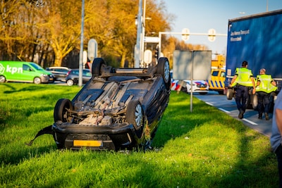 Auto ondersteboven in de berm na botsing in Arnhem