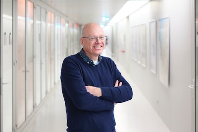 Forensisch arts Huub bij afscheid door NFI geprezen om zijn expertise: ‘Heb altijd van puzzelen geho