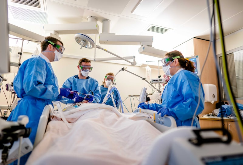 Zorgmedewerkers op de intensive care.