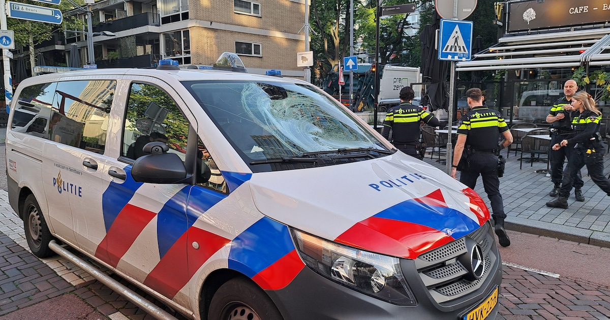 Fietser gewond na botsing met politiebus in Rotterdam