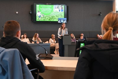 Kindervragenuur West Betuwe: leerlingen stellen vragen aan gemeenteraad