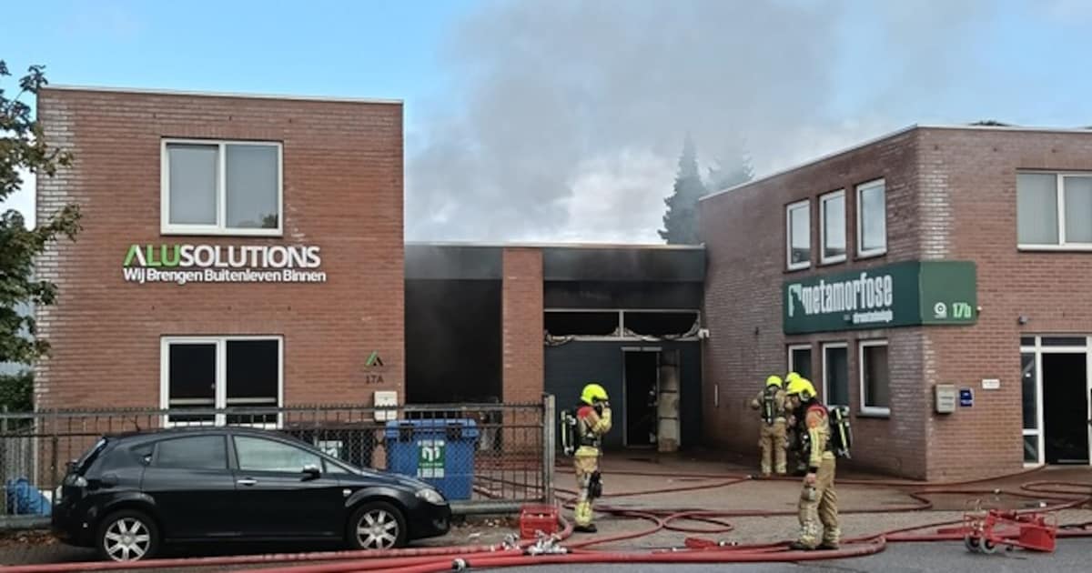 Brand bij metaalbewerkingsbedrijf in Reuver, rook trekt richting A73