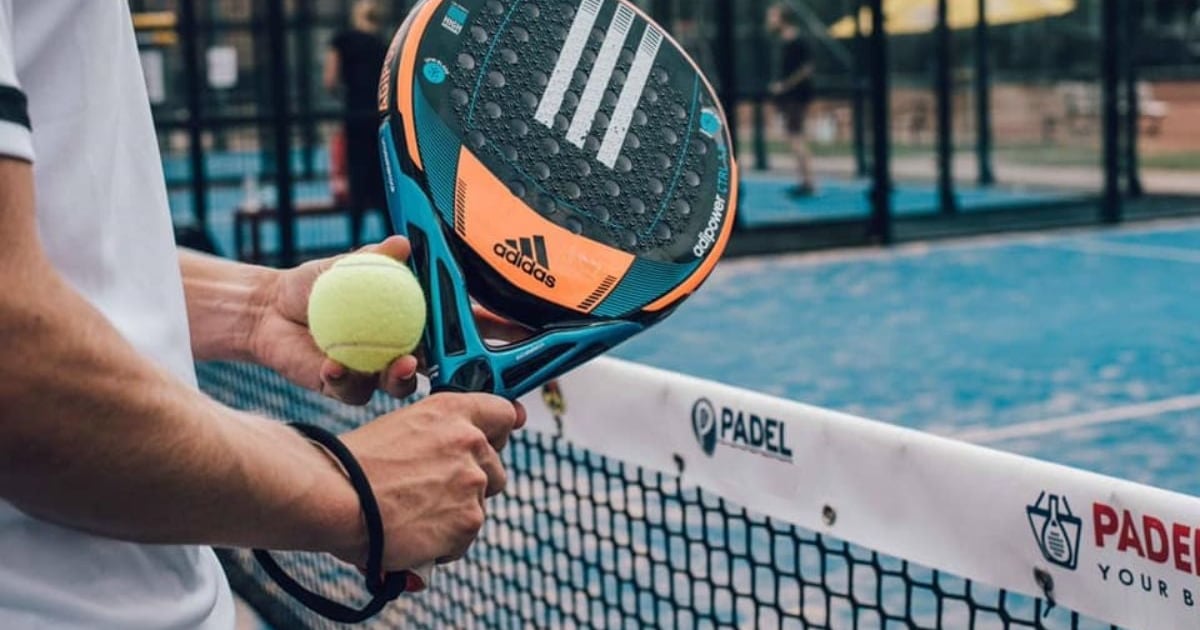 Een balletje slaan! Hier in Almelo speel je padel