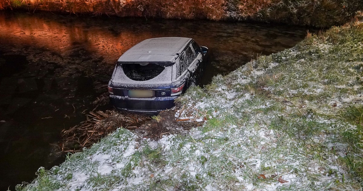 Automobilist glijdt weg over kruising in Berkhout en rijdt sloot in