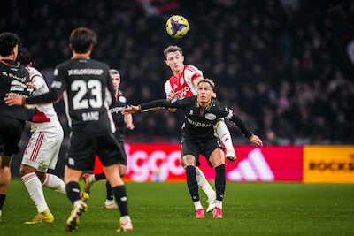 Ajax met Mokio en Amrabat op het middenveld, Tadic en Schuurs met NEC tegen hun oude club
