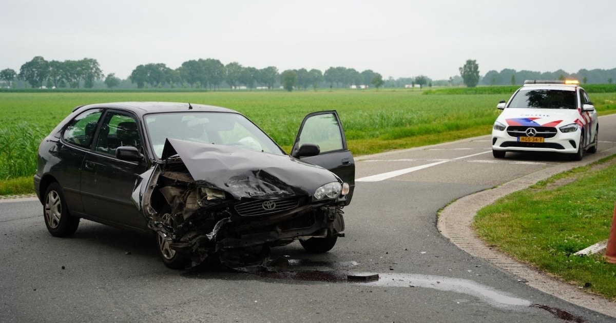 Veel schade na botsing op kruising in Staphorst