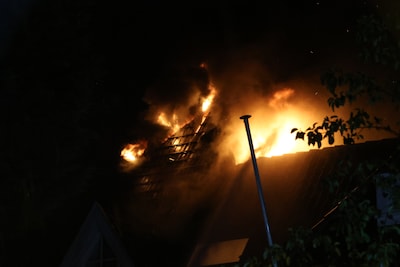 Uitslaande brand in vrijstaande woning in Wassenaar na blikseminslag