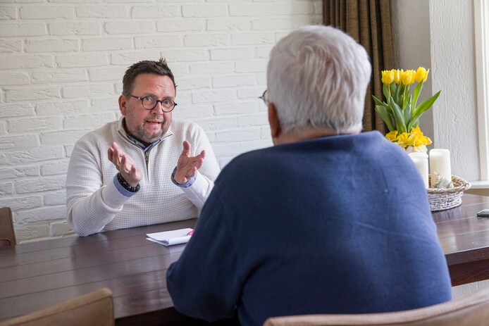 Casemanager Gerben Jansen merkt dat het soms lastig is om de juiste zorg voor mensen met dementie te regelen.