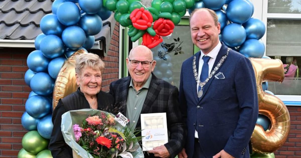Burgemeester Diepstraten bezoekt bruidspaar in Hoogkarspel vanwege 65-jarig huwelijk