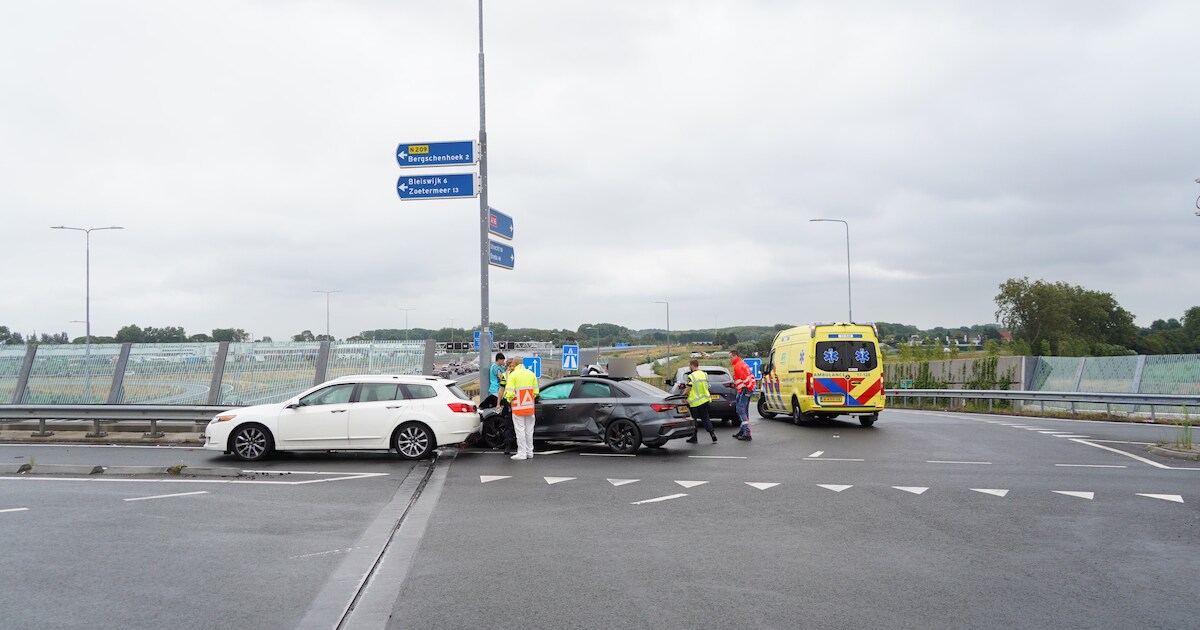 Twee auto's betrokken bij botsing bij toerit A16 in Bergschenhoek