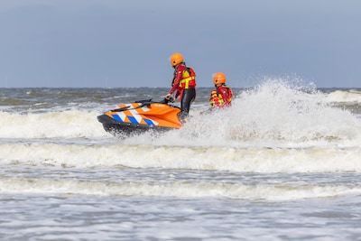 Grote reddingsactie op zee en langs havenhoofd in Scheveningen, meerdere surfers in problemen