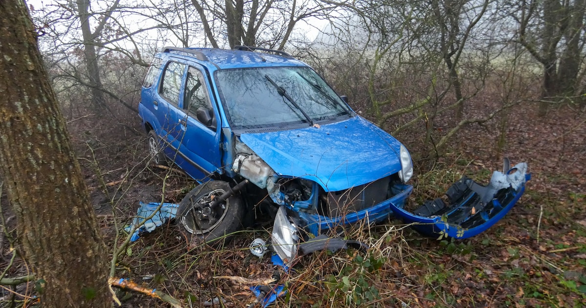 Auto flink beschadigd achtergelaten in bosjes op de A28 bij Beilen, bestuurder is spoorloos