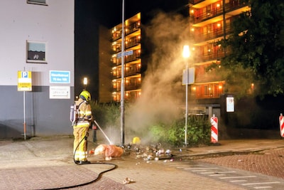 Brand in hoop afval op Maurikstraat in Tiel