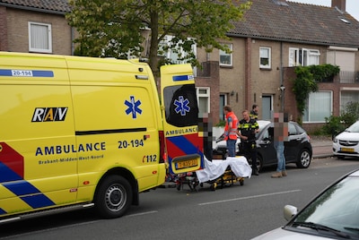 Fietser belandt op voorruit bij botsing met auto in Waalwijk: jongen gewond naar het ziekenhuis gebr