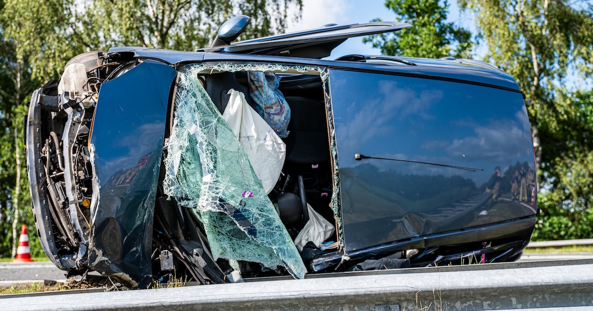 Vrachtwagen en auto botsen op N381 bij Beilen: weg dicht