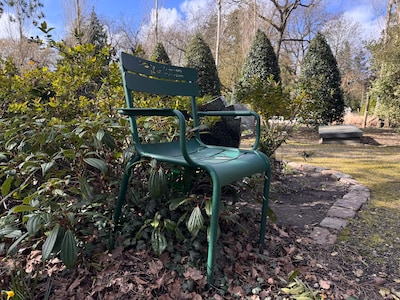 Even zitten bij wie je mist: trooststoelen op Rotterdamse begraafplaatsen