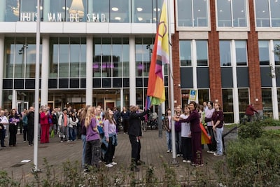 Gouda hijst progressievlag bij Huis van de Stad op Paarse Vrijdag
