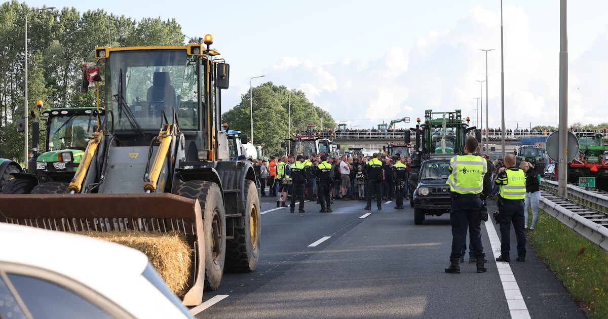 Boer (18) uit Grafhorst krijgt werkstraf voor in fik steken hooibaal bij wegblokkade in Zwolle: ‘Ik 