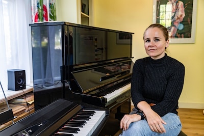 Thuis een instrument leren spelen wordt steeds makkelijker, toch zit deze muziekschool bijna vol
