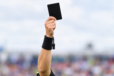 Niet geel of rood, maar zwarte kaart: Roemeense voetbalbond introduceert nieuwe regel in jeugdvoetbal