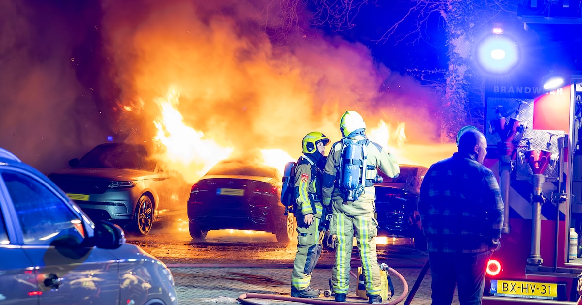 Drie auto's zwaar beschadigd na nachtelijke autobrand in Spaarndam
