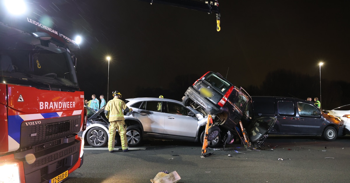 A4 naar Amsterdam dicht na twee kettingbotsingen met elf voertuigen bij Leiden
