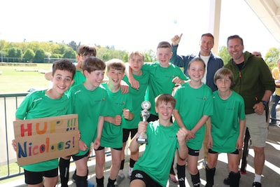 Duizend deelnemers bij Deventer Schoolvoetbal, Bosvelt reikt prijzen uit