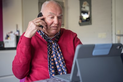 Jo (73) krijgt ‘politie’ aan de lijn, maar ruikt direct onraad: ‘Het moet afgelopen zijn met dit soo