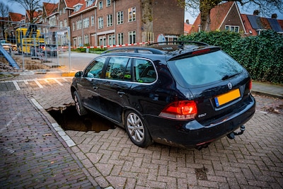 Automobilist belandt in sinkhole van 2 meter diep in Arnhem: gat pas na Pasen gedicht
