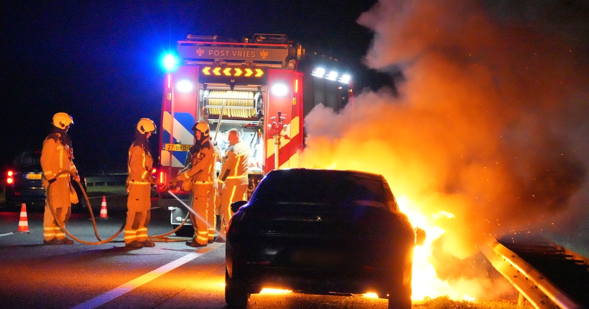 Auto vliegt tijdens het rijden in brand op de A28 in Ubbena