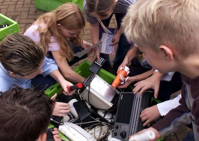Kinderen verzamelen e-waste in Valkenswaard