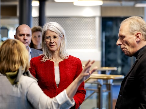 Demissionair minister Mona Keijzer (asiel en migratie) bracht een bezoek aan het opvangschip Silja in Rotterdam-West.