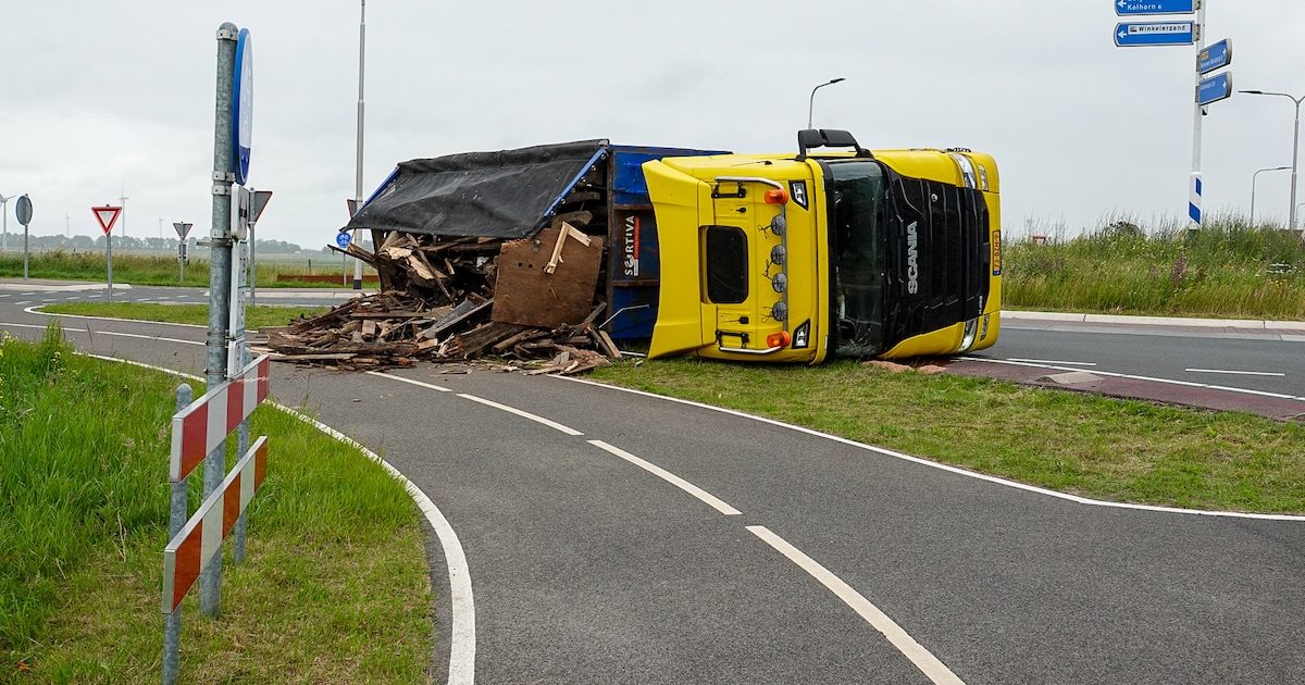 Vrachtwagen gekanteld op N239 bij Winkel