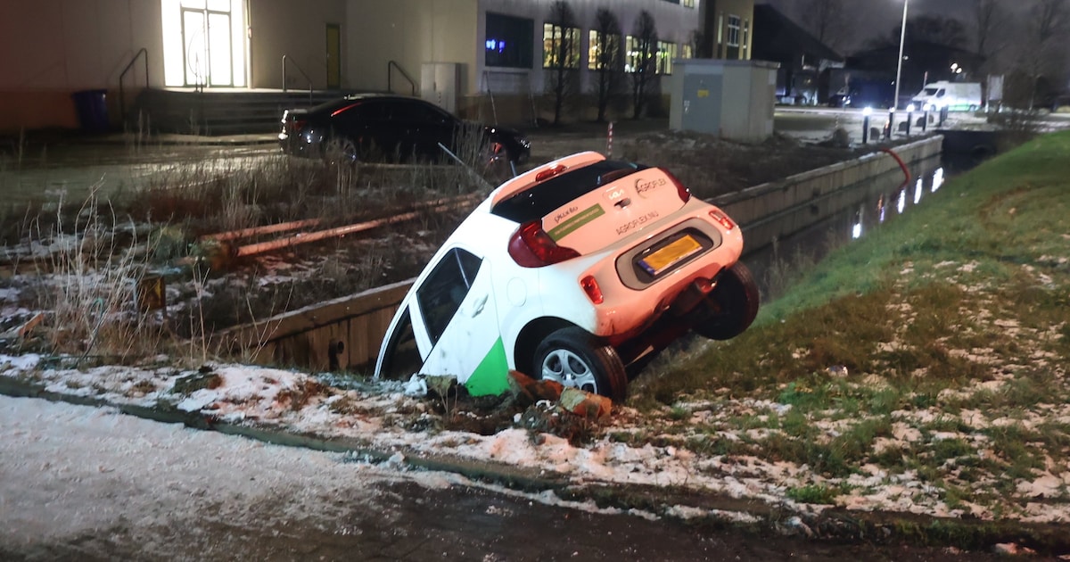 Automobilist kiepert met neus in de sloot in De Lier
